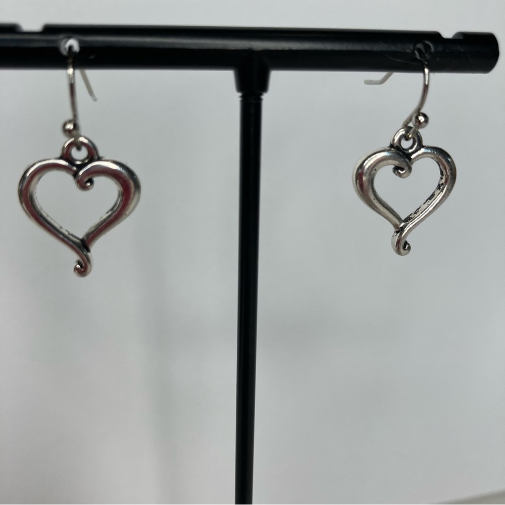💰 𝕊 𝕠 𝕝 𝕕 💰 Antique Silver Heart Drop Earrings - Picture 2 of 12